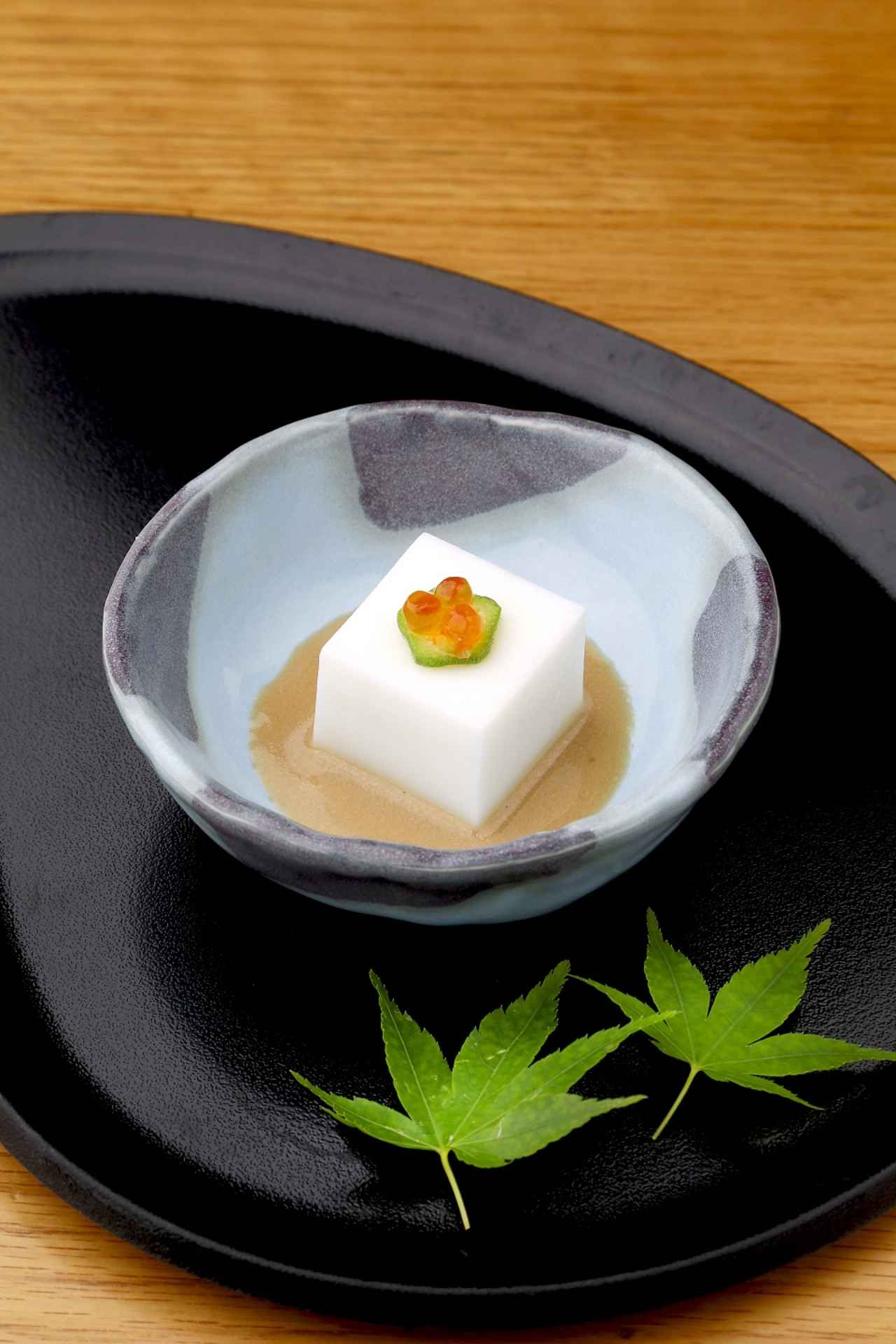 画像: 【12F】銀座しゃぶ通 好の笹(蒸ししゃぶ・しゃぶしゃぶ料理) 牛乳豆腐 ≪ディナータイム/全コースの先付≫ 「明治おいしい牛乳」を吉野くずと合わせ、よく練り上げることで、ぷるぷるした豆腐に仕上げました。「明治おいしい牛乳」入りの胡麻醤油と一緒にどうぞお召し上がりください。
