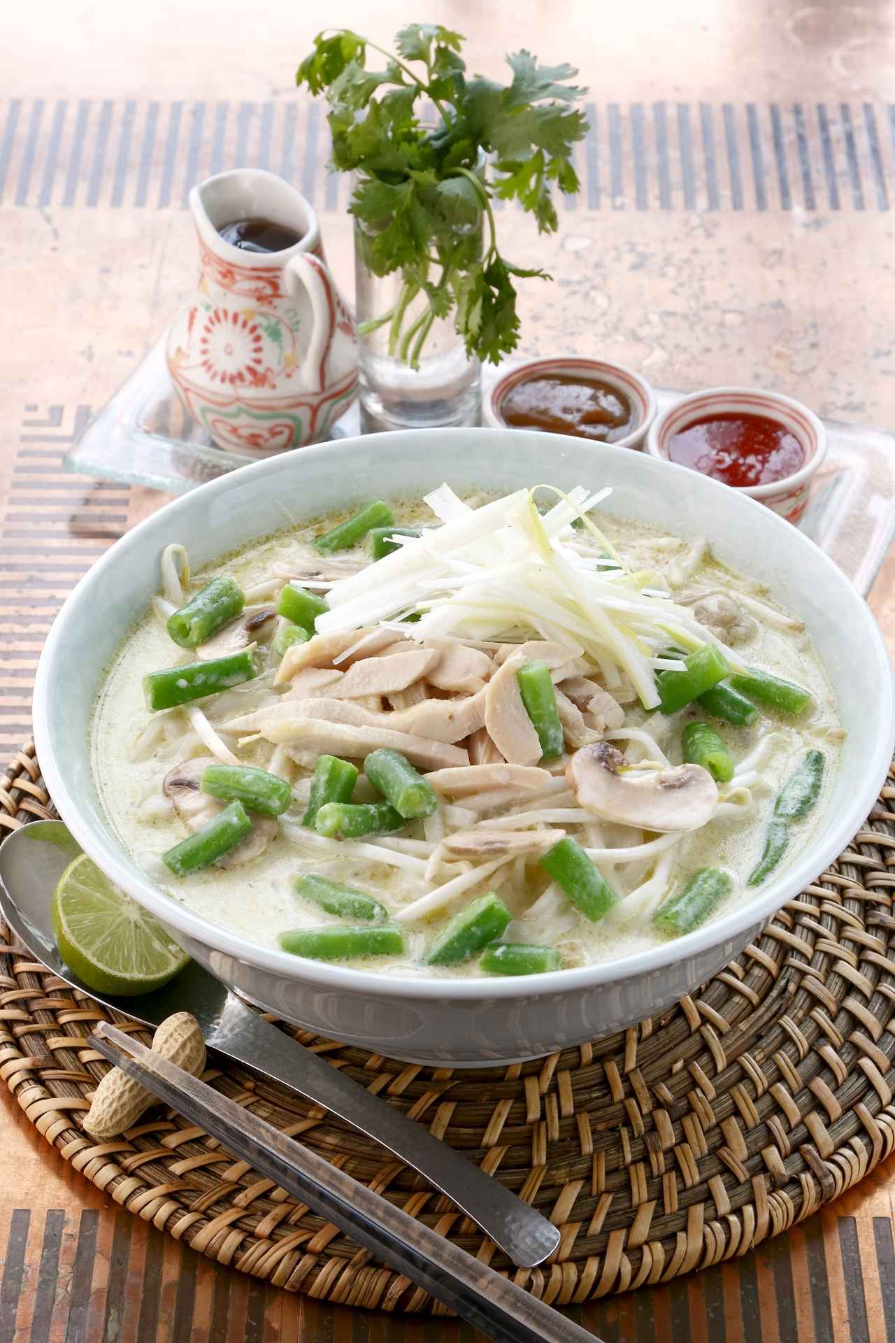 画像: 【11F】ヴェトナム・アリス(ベトナム料理) 明治おいしい牛乳たっぷりのグリーンカレーフォー 1,080円(税込) ヴェトナムアリス定番人気メニューのグリーンカレーにたっぷりの「明治おいしい牛乳」を加え、辛さを抑えた初夏におすすめのアジアンヌードルです。