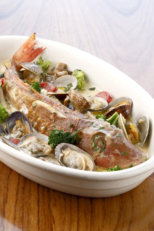 画像: 【10F】ダ・ペッピーノ(イタリア料理) まるごと1本鮮魚とあさりのおいしい牛乳仕立て 2,400円(税込) ≪ディナータイム/1日5食限定≫ 人気メニュー『鮮魚のアクアパッツァ』を「明治おいしい牛乳」を使ってアレンジ。奥深い味わいの一皿に仕上げました。