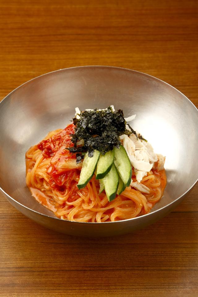 画像: 【11F】韓式料理 いふう(韓国料理) おいしい牛乳とピリ辛ビビン麺 950円(税込) ≪ディナータイム≫ 「明治おいしい牛乳」の甘味とコチュジャンの辛さがマッチ。豪快に混ぜてお召し上がりください。