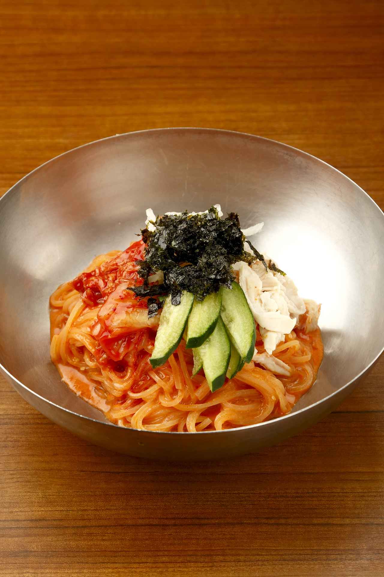 画像: 【11F】韓式料理 いふう（韓国料理） おいしい牛乳とピリ辛ビビン麺 950円（税込） ≪ディナータイム≫ 「明治おいしい牛乳」の甘味とコチュジャンの辛さがマッチ。豪快に混ぜてお召し上がりください。