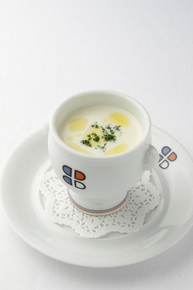 画像: 【10F】ブラッスリー ポール・ボキューズ銀座(フランス料理) 明治おいしい牛乳ヴィシソワーズ 540円(税込)※コースの追加として ジャガイモ、ポロネギ、「明治おいしい牛乳」を使った暑い季節にピッタリな冷製ポタージュです。