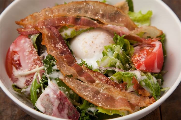 画像: ■温泉卵とベーコンのシーザーサラダ790円