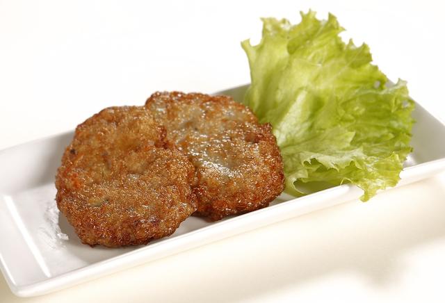 画像: ・式根島揚げ 500円(税込) 包丁でたたいたトビウオやカジキのミンチに味をつけて揚げた、ふわふわ食感の式根島の郷土料理です。島酒と一緒にどうぞ!