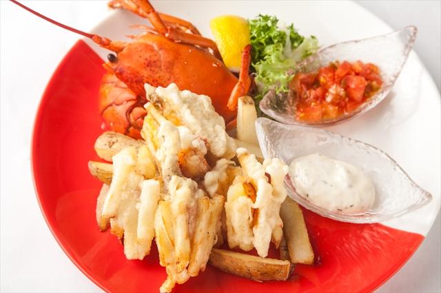 画像: オマール海老の’シュリンプ&チップス’ スモール 1,400円/レギュラー2,200円 オマール海老をフライにし、2つのディップにつけてどうぞ。お酒が進む贅沢なおつまみ。