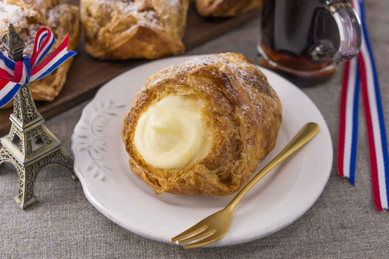 画像: 『パリッシュー』 価格:230円(税込) パイ生地とシュー生地を合わせてキャラメリゼしたことで生まれたザクザク食感と、コクのあるカスタードクリームが織り成すハーモニー。