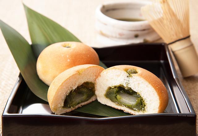 画像: ◆宇治抹茶あんぱん 300円(税込) 香り高い京都産宇治抹茶を白あんに練り込んだミヤビ特製抹茶あんの中に、もっちりした求肥を仕込んだ上品なあんぱん。濃厚な抹茶のほろ苦さ、求肥の優しい柔らかさが絶妙なハーモニーを奏でる自信作です。
