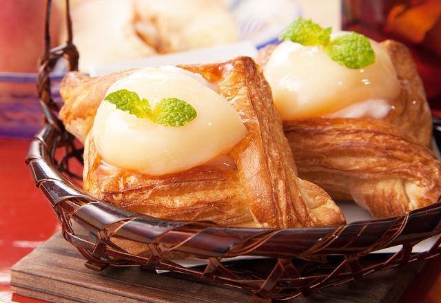 画像: ◆MIYABIデニッシュ白桃 250円(税込)【期間限定】 ジューシーな山形産白桃のシロップ漬けと、ピーチリキュールを使った上品な味わいの白桃クリームが相まったデザート感覚のMIYABIデニッシュです。フレッシュな白桃の美味しさを満喫できます。