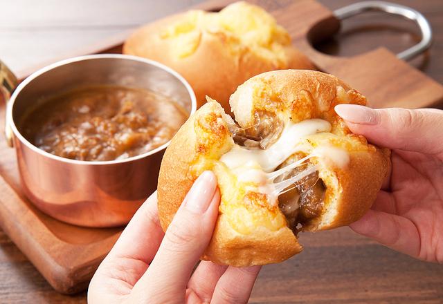 画像: ◆焼きチーズカレー 200円(税込) グレービーソースの牛肉から出る旨みと36種のスパイスが織りなす本格カレーパン。シュレッドチーズのまろやかなコクが食欲をそそります。カレーやチーズの味が引き立つよう、油で揚げずに焼き上げました。