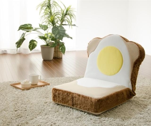 画像: ■めだまやき食パン座椅子 価格:7,538 円(税込) vvstore.jp