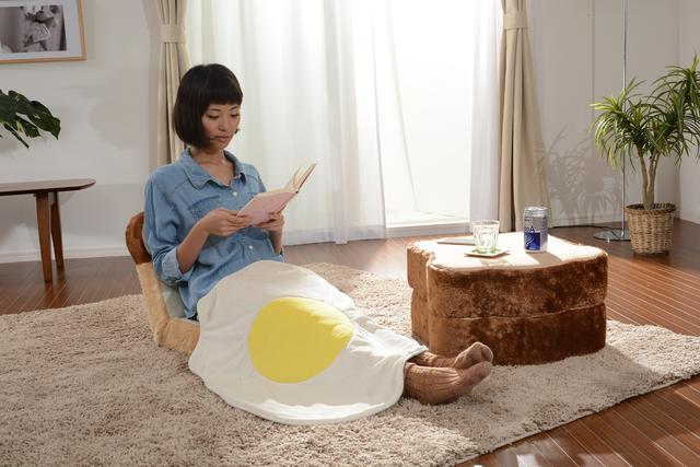 画像: ■めだまやきひざ掛け 価格:2,678 円(税込) vvstore.jp