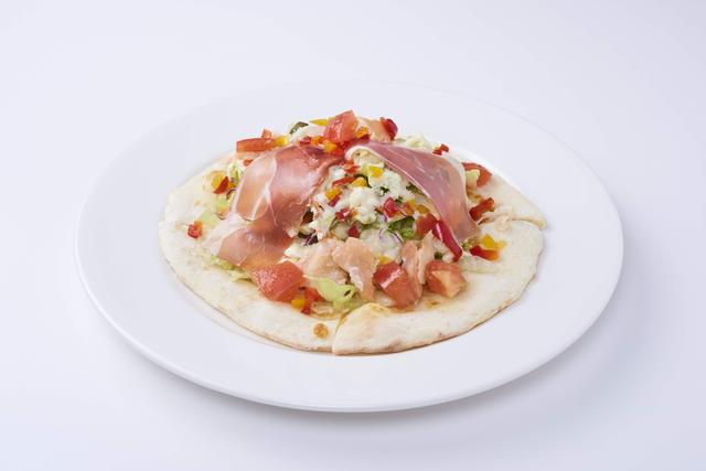 画像: フレッシュ野菜と生ハムとスモークサーモンのサラダピッツァ(ハーフサイズ) 699円(税抜)