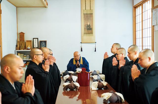 画像3: 〈ねこ寺〉として話題!あの「御誕生寺」の写真エッセイ集 『寺ねこDAYS ねこはなやまニャい』