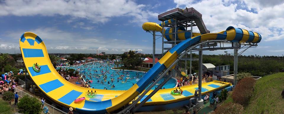 画像: ≪ 蓮沼ウォーターガーデン ≫ 東京ドーム1.5倍の広さの千葉県最大級のプール施設。水の一生をテーマにした17のプールには、九十九里浜を一望にしながら滑り降りる「渓流下り」、水のからくり工場「ジャブリンタウン」など、バラエティに富んだ遊びがいっぱい。九十九里浜に面しているため、海とプールを一度にお楽しみいただけるよう、海との出入りが自由。さらに、頭から滑るスライダー「ウィザードスライダー」や「トルネードツイスト」、「サンダースライダー」など、人気のウォータースライダーも多数。