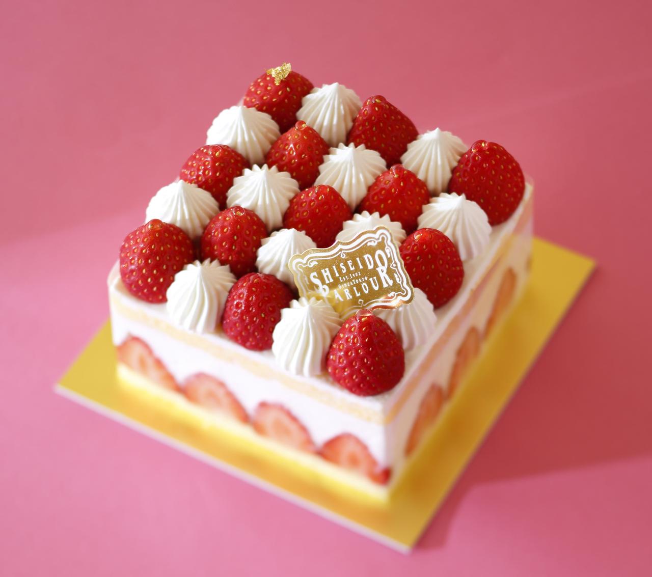 画像: 「ショートケーキ 恋姫」4,968円 しっとりとした生地に、口どけのよい生クリームと相性ぴったりな恋姫をふんだんに使った4号サイズのショートケーキ。側面だけでなく、3層に重ねたスポンジにも恋姫をサンドした贅沢なひと品です。 ※写真は4号サイズです。 ※2層仕立てのスモールサイズ(702円)もご用意しています。