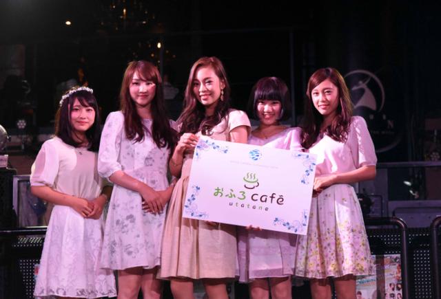 画像: こちらはNo.27 川名遥さん(左2)、No.71 武井紫音(左1)、No.41 新立アンナさん(中央)、No.8 小林美佑さん(右1)、No.16 橋本小春さん(右2)が受賞しました! 橋本小春さん、小林美佑さん、新立アンナさんにはおふろcafeが放送している生放送番組「アマチアス」への出演する権利が贈られます。川名遥さん、武井紫音さんには9月ハロウィンのバズクリップ表紙への出演権が贈られます。