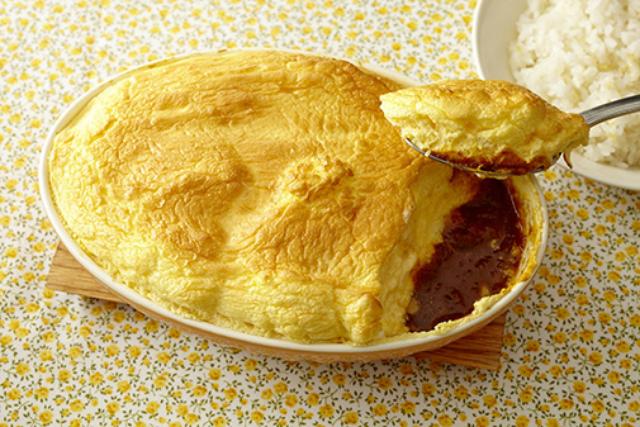 画像: スフレオムレ*ルー! チキンとチーズの欧風カレー 880 円 スパイシーでフルーティーな欧風カレーソースにグリルチキンとチーズを加え、メレンゲで仕上げたスフレオムレツをのせて焼きあげました。