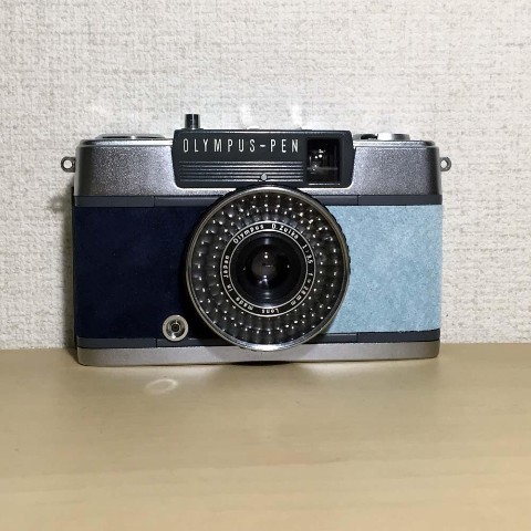 画像: 古いフィルムカメラを修理・調整して、表皮をスエードに張り替えてリメイクしております。 カメラ自体は中古のため擦り傷、汚れ、凹みなど、多少ありますので、ご理解ください。 ストラップはカメラの色に合わせて真田紐で作りました。 vvstore.jp