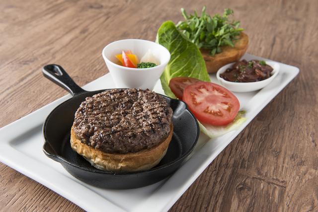 画像: 「丸の内バーガー」 2,300円(税抜) 高知で生まれ、高知で育った大変希少な褐毛和種“土佐あかうし」牛肉を使用した高級バーガー。トッピングにトマト、マッシュルームをご用意します。召し上がる直前にお好みで組み合わせられるよう、お皿に盛り合わせました。全部載せてかぶりついてもよし、切り分けながら食べてもよし。あかうしならではの赤みの旨みがジューシーな肉汁とともに溢れます。