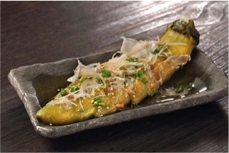 画像: 丸々一本焼きびたし 佐土原ナスを一本丸ごと炭火焼にし、だし汁の中に漬け込んだこちらは、ひんやり食べていただく商品です。 ”地のものには地のものが合う”をテーマに、焼きびたしの上に添えてある生姜は、同じ佐土原町で生産している福田生姜を使用しています。 暑い夏にビールなどの乾杯と共に涼みながらご賞味ください。