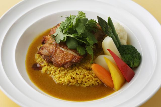 画像: ●『チキンスープカレー』 ¥3,500 3,000年以上もの間、調味料、香料、染料、医薬として使われ続け、独特の香りを持つサフランライスに、紹興酒やニンニクで漬け込んだ鶏モモ肉を添え、旨みを凝縮させたブイヨンで、サッパリとお召し上がりいただけるスパイシーなスープカレーに仕上げました。ライスはJシリアル、白米でもお選びいただけます。アスパラガスやパプリカなどの野菜の付け合わせも付いて、バランスよくお楽しみいただけます。