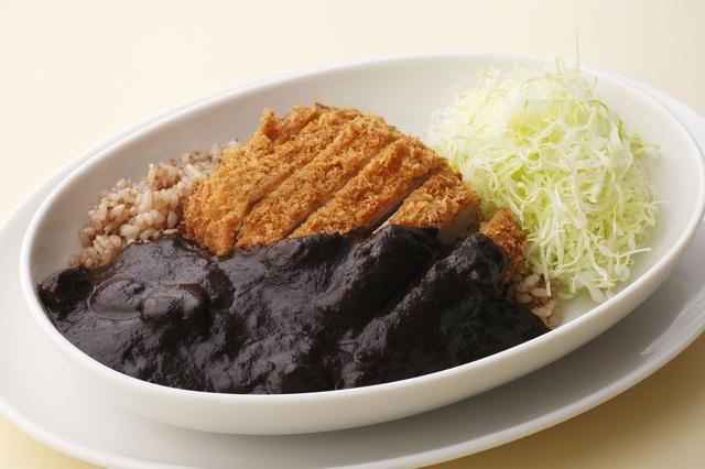 画像: ●『Jシリアルカレー』 ¥3,500 栄養価が高く、ヘルシーな雑穀を、ホテルオリジナルのブレンドで配合した八穀米“Jシリアル”に、厳選された肉質の柔らかい豚フィレ肉をサクサクの衣で揚げたカツと、深みとコクのあるスパイシーなカレーをたっぷりとかけてお召し上がりください。カツのボリューム感があるのに、ライトな感覚で楽しめるカレーです。