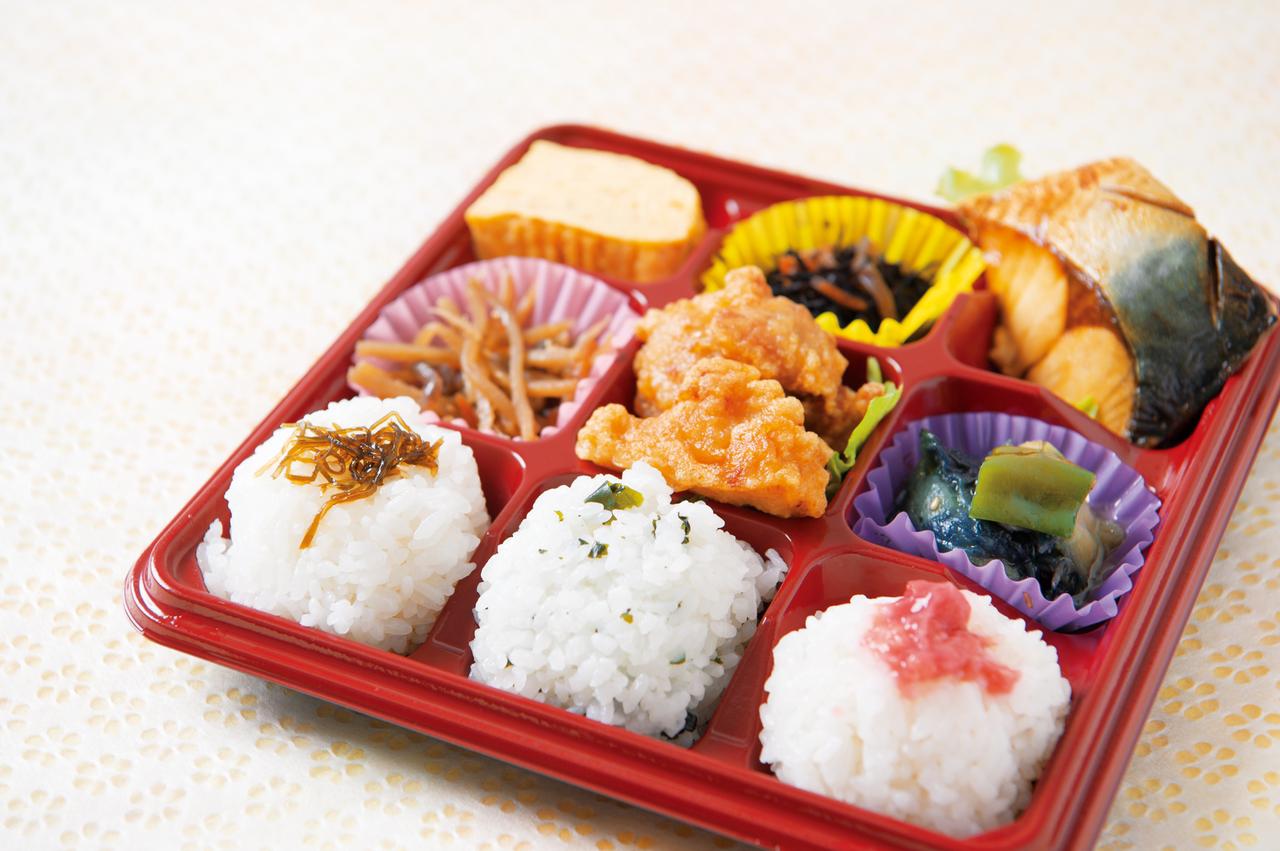 画像: 【店舗名】健康咲かせる手作り惣菜 咲菜 【商品名】9つ仕切りの日替わり弁当 【価格】590円(税込) 当店は安心・安全なお惣菜・お弁当のお店です。『9つ仕切りの日替わり弁当』はメイン2種、おかず3種、だし巻き、ごはん3種と、いろんな組み合わせを楽しんでいただける、女性に嬉しい商品です!