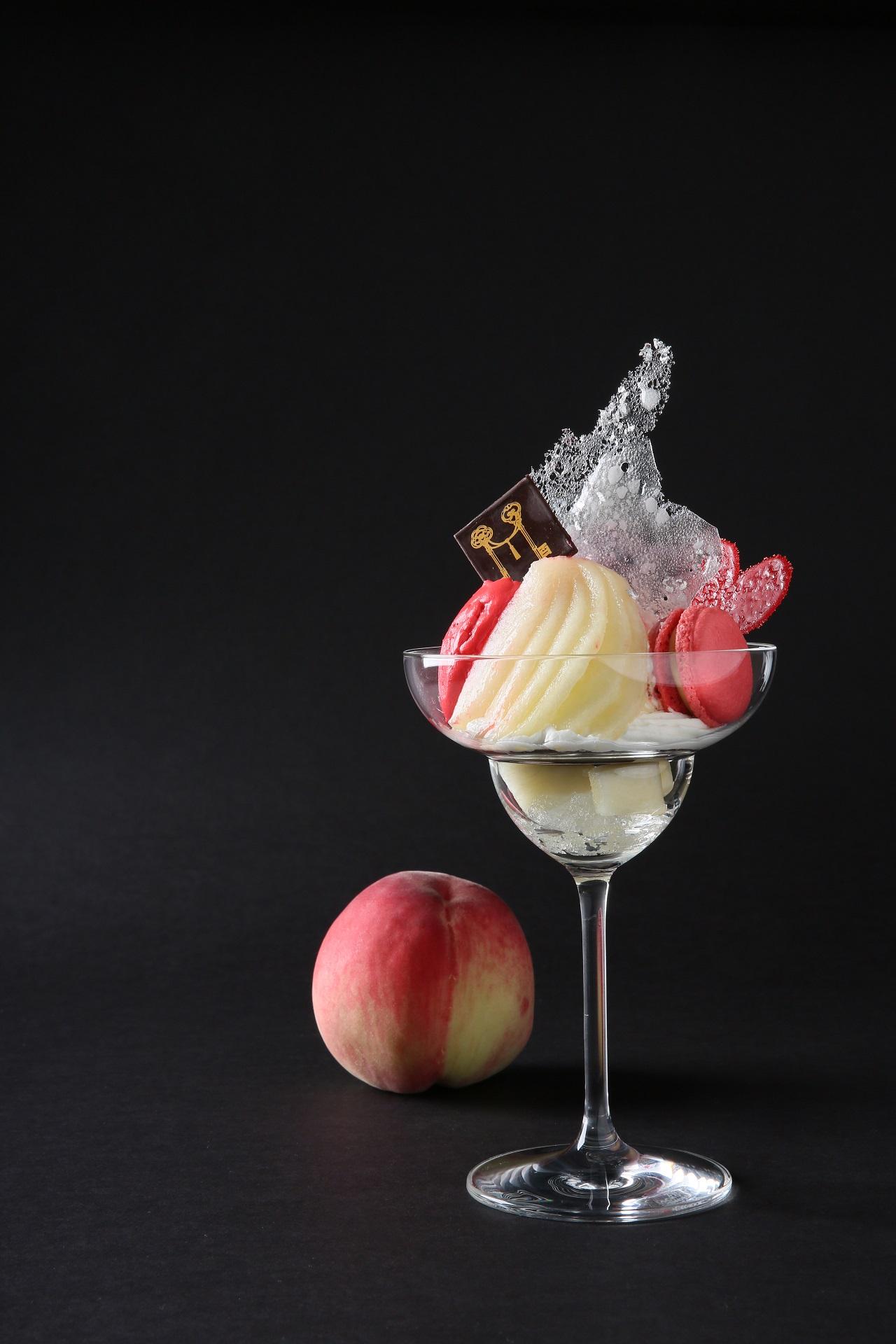 画像: 【白鳳桃のフルーツパフェ】 1,300円(消費税込・サービス料別途12%) 桃のコンポートとソルベ仕立てのフルーツパフェ。旬の桃を贅沢に使用し、バラの香りのタイベリーソルベ、桃のマカロン、シャンパンのジュレを合わせた、大人の贅沢パフェは、味も見た目も女性心をくすぐります。