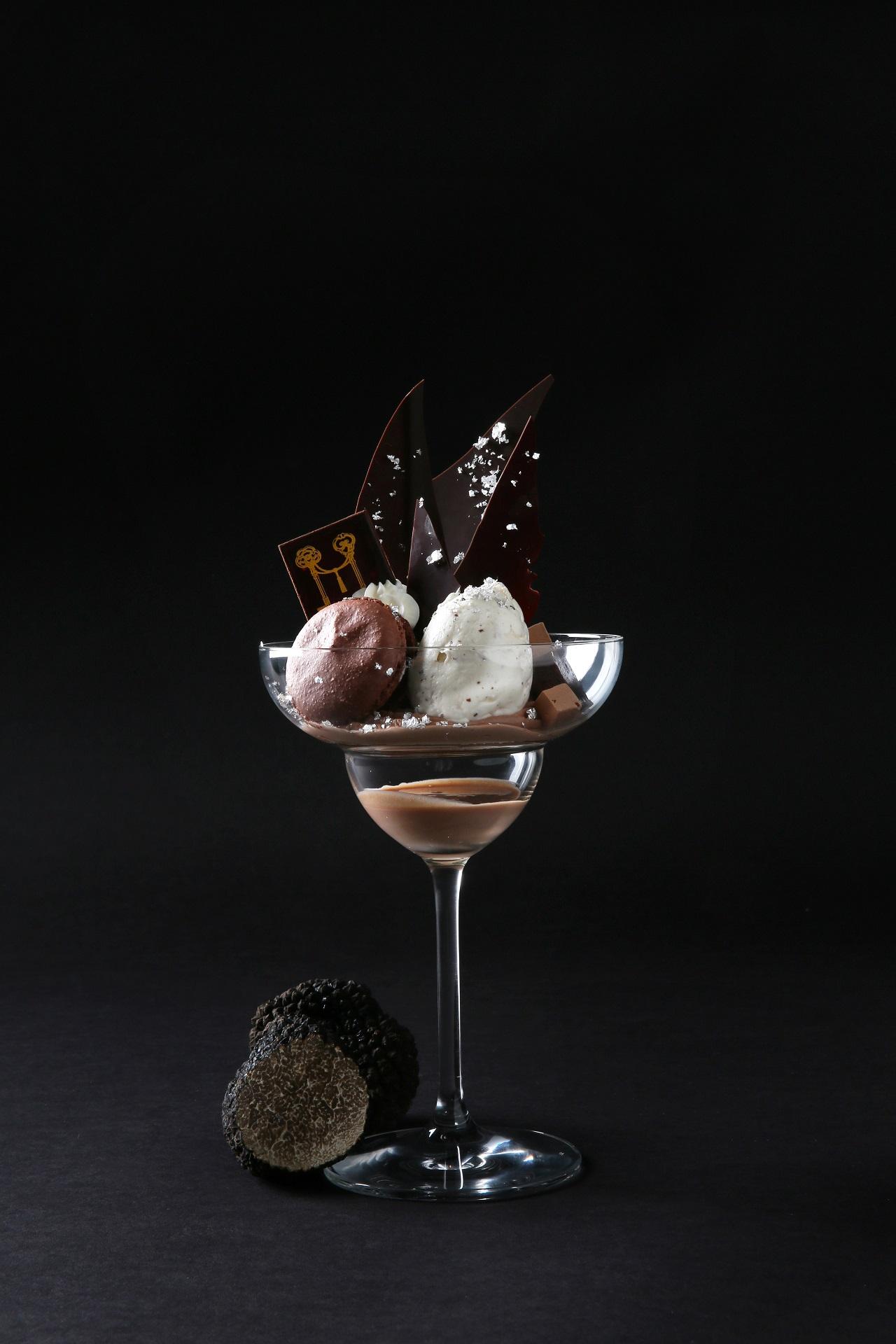 画像: 【黒トリュフとチョコレートの贅沢パフェ】 1,500円(消費税込・サービス料別途12%) 芳醇な香りを楽しむ黒トリュフの大人パフェ。トリュフをふんだんに使用したミルクアイスや、マカロン、ミルクチョコレートのスープをビターなフランス産チョコレートと合わせて楽しんでいただける、お酒との相性も抜群の逸品。