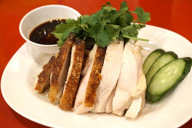 画像: ・カオマンガイ 蒸鶏とご飯のマッチングが絶妙で、甘・辛・酸を有するタイ料理の特徴を最も表す料理の一つ。ほかのメニューに比べて食べやすいため、本命確実か? 厳選したブランド鶏の味わいに深みがあり、当店ではオープン1時間で売り切れるほどの人気メニューです。