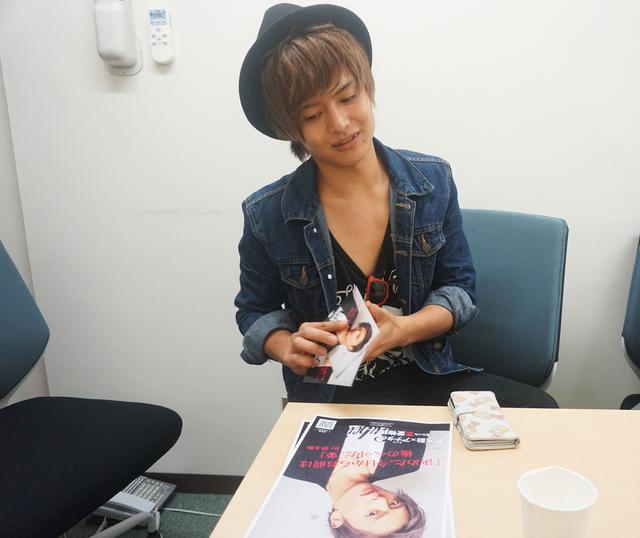 画像: 開発秘話を語る鈴木勤くん 「秘蔵スチール写真もたくさん載っているので楽しみにしてください!