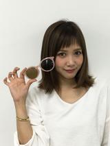 画像: "普段からサングラスを沢山かけているので、今回大好きなサングラスのプロデュースがZoffさんとできて、とても嬉しいです。サングラス初心者さんもかけやすいように作ったので、ぜひチャレンジしてもらいたいです。ベーシックな黒やべっ甲柄はもちろん、私が好きでよくかけている白も提案させていただきました!時間をかけてこだわって作った可愛いアイテムたちを、やっとみなさんのもとにお届けできるのでとても楽しみです。"