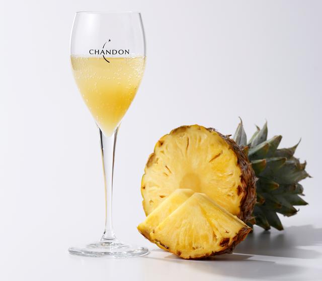 画像: “CHANDON SUMMER ESCAPE”(シャンドンサマーエスケープ) 780円(税抜) シャンドン ブリュットとパイナップルジュースをミックスした、夏らしい味わいのシャンドンサマーカクテル。トロピカルなパイナップルの甘みがシャンドン ブリュットの綺麗な酸味と合わさって爽やかな味わいです。食前酒や、食後のデザート代わりにもぴったり。お酒あまり得意でない方にも気軽にお楽しみいただけます。
