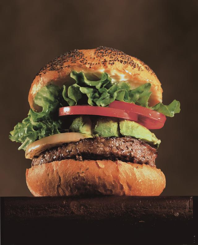画像: 「アボカドバーガー」 1/3LB…¥1,045 クア・アイナ自慢のおすすめハンバーガー。厳選した完熟アボカドを1/2個使用し、やわらかく、なめらかな口あたりのアボカドをたっぷり味わえる人気の商品です。