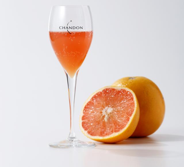 画像: “CHANDON ROSE PAMPLEMOUSSE”(シャンドン ロゼパン) 880円(税抜) 今、フランスで流行しているロゼの楽しみ方「ロゼ パンプルムース(Rose Pamplemousse)」、通称「ロゼ パン(Rose Pamp)」。「ロゼ」は「ロゼワイン」、「パンプルムース」はフランス語でグレープフルーツという意味です。ロゼワインとグレープフルーツを使った、今人気の飲み方でシャンドンをお楽しみ下さい。