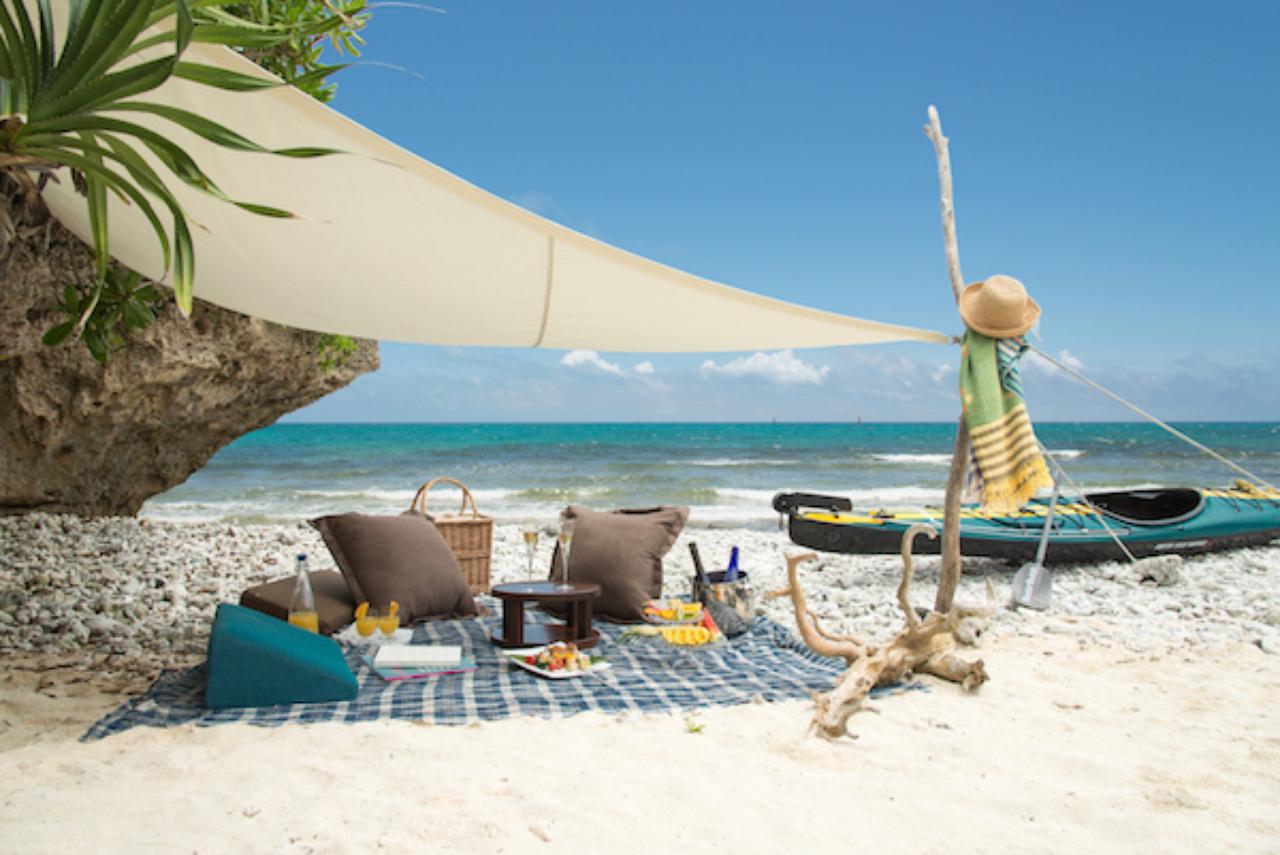 画像: 二人だけの浜辺にカヤックで上陸。アクティビティ「2人だけの隠れ家ビーチ」