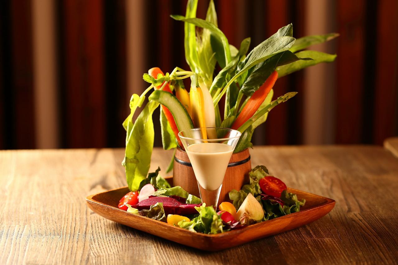 画像: ◎新鮮野菜のバトルロワイヤル バーニャーカウダー 1680円 ミニ野菜を使用した、こだわりのバーニャーカウダー。