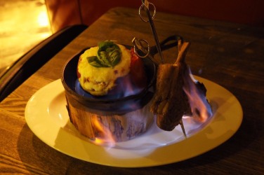 画像: ◎骨付ラム肉とトマトのオーブン焼き 1280円 新発見!ラム肉、トマト、チーズの相性は抜群です。