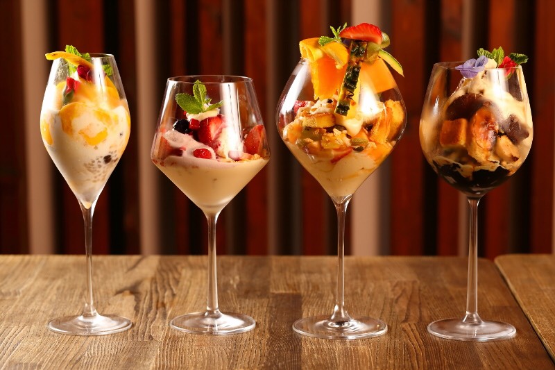 画像: SAPPORO TIAFRAP シェフ特製パルフェ チョコブラウニーと焼きバナナ ピスタチオのパルフェ 1,200円(税込) マンゴーとタピオカココナッツのパルフェ 1,300円(税込) クレームダンジュとミックスベリー フレッシュイチゴのパルフェ 1,200円(税込) フルーツとヨーグルトエスプーマのパルフェ 1,600円(税込)