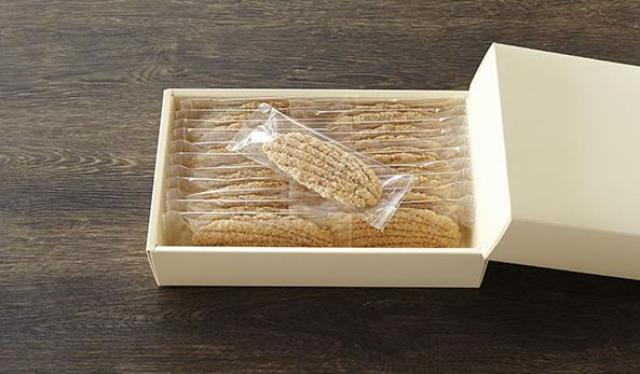 画像: リーフパイ 洋菓子舗ウエスト (東京都) 2015年特選 原材料の半分をバターが占めているのにしつこさを感じさせないのは東北地方山間部の原乳から作られるあっさりとしたバターを使用しているため。1枚1枚丹念に手で折って256層を作り上げているため非常に繊細で驚くほどサックリしています。 <秘書のおすすめポイント> 好き嫌いが分かれず、使い勝手がいいお菓子です。女性の多い職場には特に喜ばれると思います。また、軽いというのもポイントです。持ち運びが自分でも楽ですし、相手にも気をつかいません