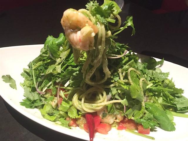 画像: 小海老とトマトのパクチージェノベーゼパスタ