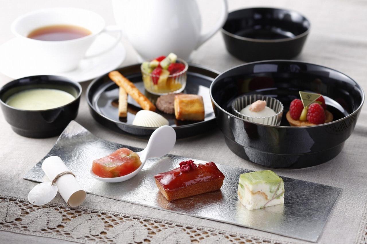 画像: 【商品名】アフタヌーンティーセット（BLUE BRICK LOUNGE限定） 【価格（税別）】2,000円/ 3,000円 【コンセプト】四季折々の季節を感じていただけるスイーツセット 【内容】●2,000円：半生菓子1品・プティサイズケーキ1品・焼き菓子4品と簡単なお食事が入った組み合わせ、ドリンクつき ●3,000円：半生菓子1品・プティサイズケーキ1品・焼き菓子4品と簡単なお食事が入った組み合わせ、ドリンク、スープつき 【展開時期】通年 14:00-18:00限定（L.O.17:00）