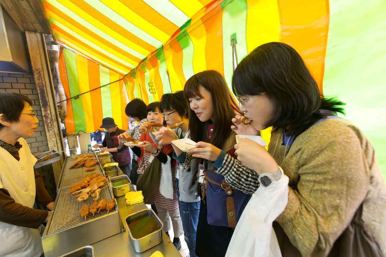 画像: ＜稲田串カツ＞ 女性にはハードルが高い湊川名物“立ち食い串カツ”の食べ方を伝授！