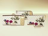 画像: <zazi×I’eyes NEW COLLECTION> 老舗皮革メーカー「kuipo」が手がけるブランド「I’eyes」と、ファッションブランド「zazi」のデザイナーでもありアーティストとしても活躍する「清水えり子」をパルコがコーディネート。そのコラボレートコレクションの新作をお披露目いたします。 清水えりこがコラージュした原画を本皮に落としこんでおり、アート作品を持つような感覚。少し変わった形のパスケースはデザイナー自身のアイディアから。使い安さも計算されたアイテムです。