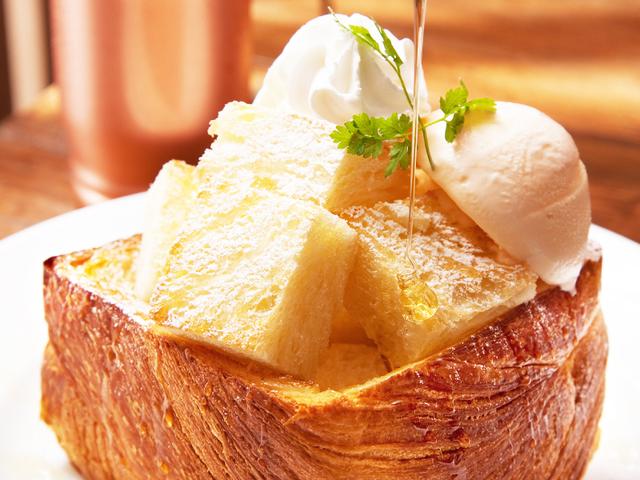 画像: ◇「MIYABIハニートースト」 通常700円(税込)→半額350円(税込) リッチなデニッシュ食パン「MIYABI」を贅沢に1/2斤使用し、甘さ控えめのホイップと濃厚なバニラアイスクリームをトッピングしハチミツをたっぷりとかけた「MIYABI」のカフェならではの大人気スイーツ。見た目のインパクトも美味しさも話題を呼んでいます。