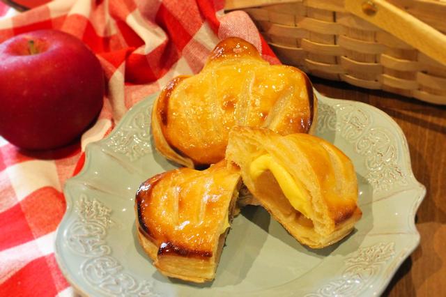 画像: <どこかほっとする美味しさ「カスタードリンゴパイ」> 大き目に角切りし、食感を生かしながら丁寧に煮込んだりんごをパイで包んで焼き上げ、仕上げに自家製カスタードクリームを入れました。りんごの食感となめらかなカスタードクリームの相性抜群!自然の味わいを生かした上品な甘さは、ほっとする美味しさです。