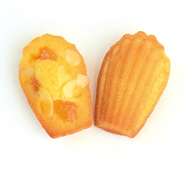 画像: 3) アーモンドアプリコット Almond Apricot 235円(税込) ほんのり柑橘の香りのする生地に、アプリコットジャムとドライアプリコット、アーモンドをのせたマフィンのようなマドレーヌ。