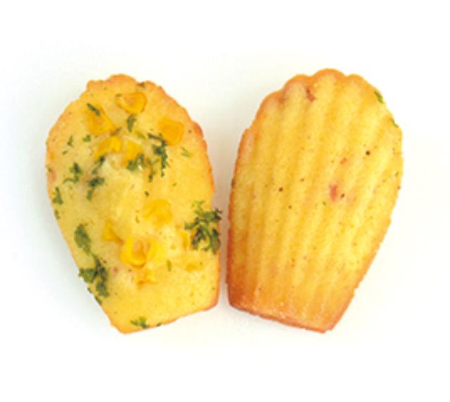画像: 4)コーンマヨネーズ Corn Mayonnaise 230円(税込) ベーコンの入った生地にコーンとマヨネーズ、パセリをトッピングしたちょっと懐かしい味のお食事系のマドレーヌ(店頭販売のみ)。
