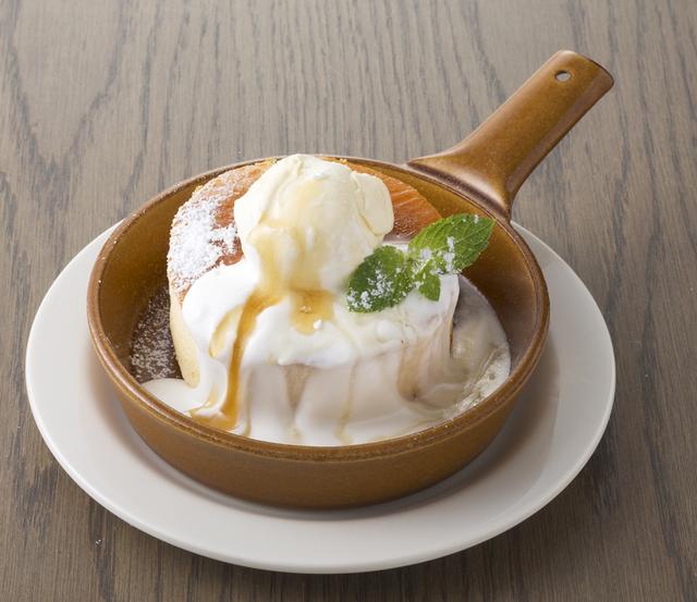 画像: ふわふわ厚焼きパンケーキ ~メープル&ホイップ~ 700円 この度新登場したスイーツ。カフェタイムの定番メニューをシンプルな味で。