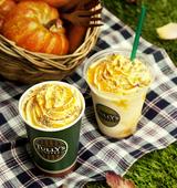 画像: 「スイートパンプキンラテ」(左) (HOT/ICED) Short:480円 Tall:540円 Grande:600円 Enorme:660円 ※エノルメはアイスのみ 「スイートパンプキンスワークル®」(右) Short:490円 Tall:550円 Grande:610円 Enorme:670円